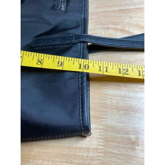 Guess Black Tote Purse Double Strap with Guess Fabric Interior Pockets Snap - Picture 6 of 9